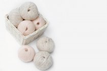 Natureza morta com uma seleção de fios de lã de tricô de cor pastel — Fotografia de Stock