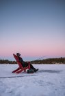 Хлопчик риболовля сидить на снігу — стокове фото