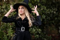 Jeune femme en chapeau de sorcière à l'extérieur — Photo de stock