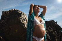 Красивая беременная девушка в горах — стоковое фото