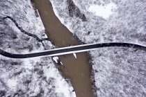 Воздушный вид на реку в горах — стоковое фото
