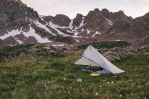 Bela paisagem com uma tenda e uma pequena mochila — Fotografia de Stock