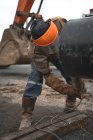 Mann arbeitet mit Schutzkleidung an Wasserleitung im Freien — Stockfoto