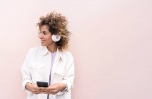 Красива жінка слухає музику зі своїми навушниками — стокове фото