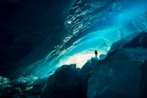 Un alpiniste explore une grotte de glace massive dans le parc national Banff — Photo de stock