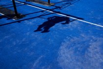 Sombra de entrenamiento de hombre con anillos de gimnasio - foto de stock