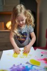 Мила дівчинка малює в дитячому саду — стокове фото