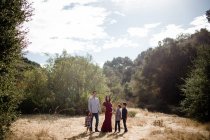 Famiglia felice posa all'aperto nel parco — Foto stock