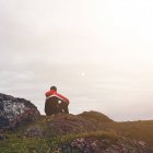 Trekking uomo in montagna a Bilbao, Spagna, momento di meditazione — Foto stock
