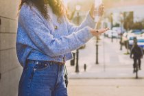 Junge Frau trägt auf der Straße Desinfektionsgel auf ihre Hände auf — Stockfoto