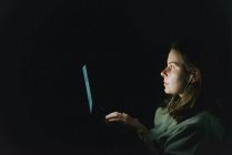 Mulher trabalhando no laptop à noite — Fotografia de Stock