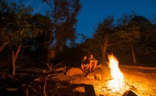 Casal maduro curtindo fogo acampamento no Laos — Fotografia de Stock