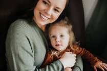 Die schöne junge Mutter und ihre Tochter sind glücklich — Stockfoto