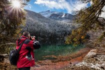 Lago en las montañas entre otoño e invierno - foto de stock