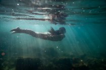 Menina mergulho subaquático no mar — Fotografia de Stock