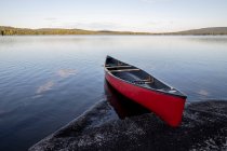 Barco rojo en el lago en el día soleado - foto de stock