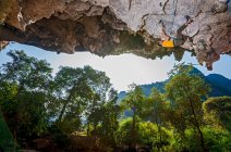 Man climbing on overhanging limestone cliff in Laos — Stock Photo