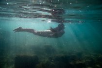 Fille plongée sous-marine dans la mer — Photo de stock