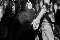 Mains à la craie en noir et blanc — Photo de stock