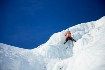 Guida di arrampicata su ghiaccio maschile che conduce una scalata su ghiaccio nel New Hampshire — Foto stock