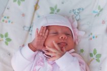 Portrait de bébé fille nouveau-né mignon — Photo de stock