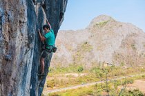 Homem escalando em penhasco calcário no Laos — Fotografia de Stock