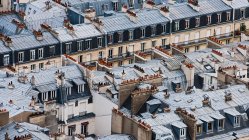 Квартирные дома в Париже, Франция — стоковое фото