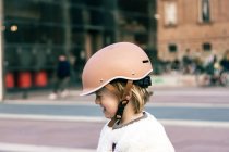 Маленька дівчинка 3-4 роки в шоломі плаче в скейт-парку — стокове фото