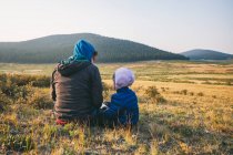 Madre e hijo disfrutando de la vista en Buffalo Peaks Wilderness - foto de stock