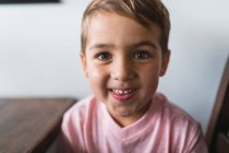 Симпатичный мальчик улыбается дома — стоковое фото