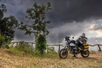 Молодой человек на мотоцикле в дороге — стоковое фото