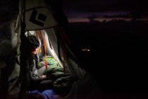 Escaladora en un portaledge por la noche, Eiger North Face - foto de stock