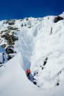 Ice Climber si avvicina a una scalata su ghiaccio sulle White Mountains, NH — Foto stock