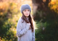 Bela jovem tween menina em suéter e chapéu ao ar livre no outono. — Fotografia de Stock