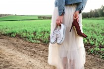 Молодая девушка в платье позирует в поле — стоковое фото