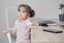 Uma menina de 2 anos está usando um teclado de computador — Fotografia de Stock