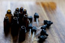 Colocação plana de garrafas conta-gotas de vidro vazio âmbar — Fotografia de Stock