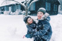 Deux enfants dans un parc d'hiver — Photo de stock