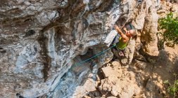 Donna arrampicata ripida falesia calcarea in Laos — Foto stock