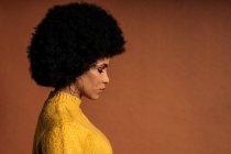 Экспрессивная афро-девушка в студии — стоковое фото