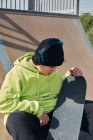 Молодой, подросток, с скейтбордом, мыслящий, на катке, на скейтборде, — стоковое фото