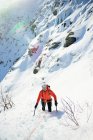 Guía de escalada de hielo masculino que conduce una escalada de hielo en New Hampshire - foto de stock