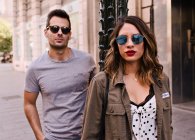 Paar von Freund und Freundin trägt Sonnenbrille auf einer Stadt — Stockfoto