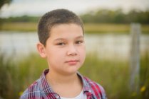 PORTRATO DE UN NIÑO CONFIDENTE - foto de stock