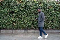Afro-Geschäftsmann zu Fuß auf der Straße — Stockfoto