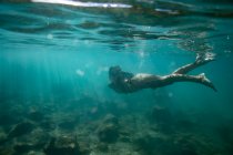 Menina mergulho subaquático no mar — Fotografia de Stock