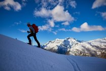 Shilouette of a man ski touring in the Alps, Alpe Devero, Italia. - foto de stock