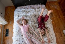 Deux filles jouant dans la chambre à coucher à la maison — Photo de stock