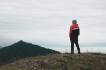 Человек походы в горы в Бильбао, Испания, момент медитации — стоковое фото
