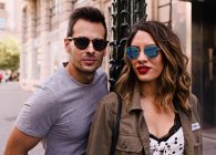 Couple de copain et petite amie portant des lunettes de soleil sur une ville — Photo de stock